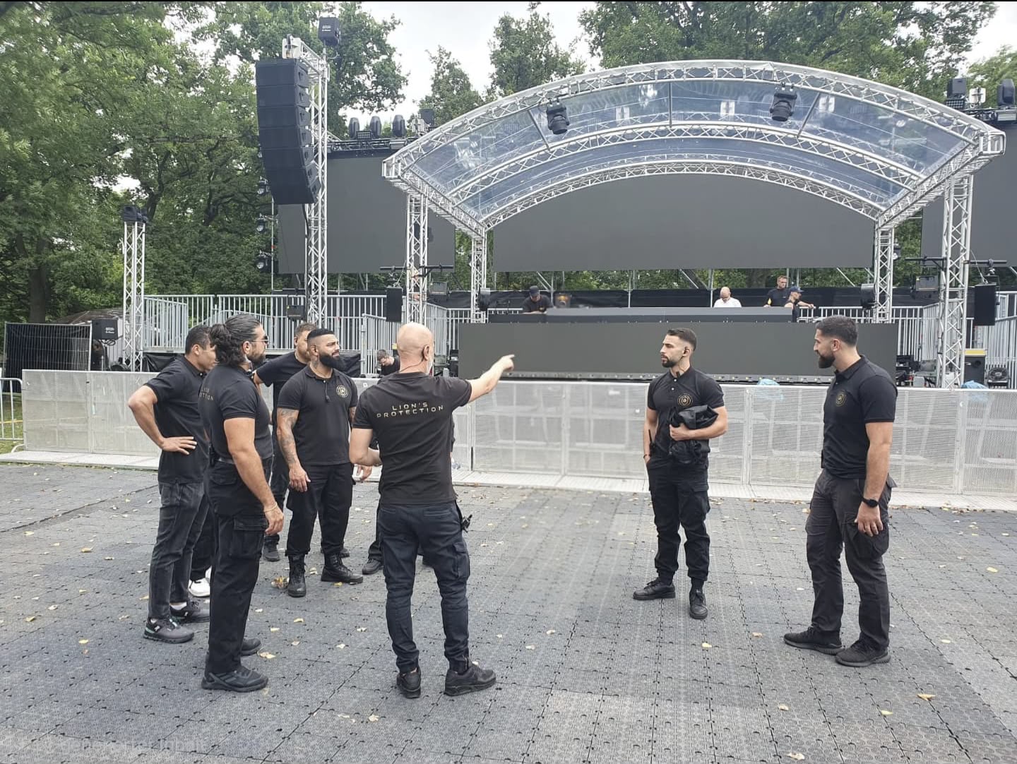 Team von Lion's Protection bei der Einsatzbesprechung